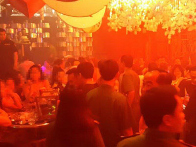 Hàng trăm thanh niên tháo chạy khi cảnh sát ập vào quán bar