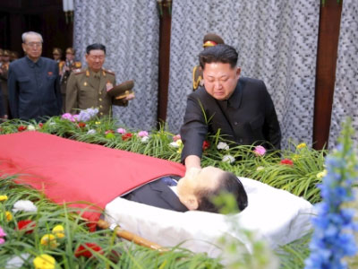 Kim Jong-un xúc động trong đám tang trợ lý thân cận
