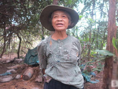 Nữ "dị nhân" căng bạt sống cùng mộ cha mẹ trong nghĩa địa