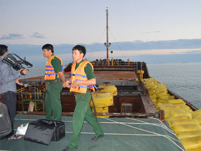 Bắt quả tang thuyền trưởng bán trộm hơn 16 tấn hàng