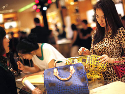 Chiếc túi xách 18.000 USD đại gia mua cho kiều nữ và bài học bất ngờ về vật chất