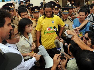 Ronaldinho nhận lời sang Việt Nam giao hữu