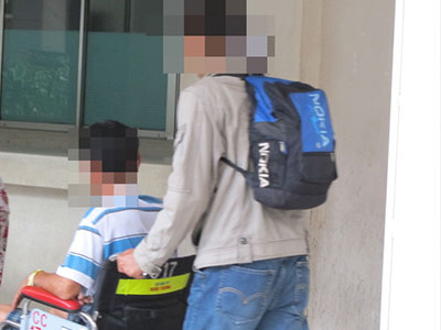 Cấp cứu vì tự làm gãy “súng”