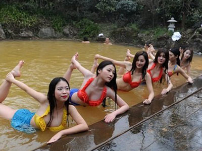 Dàn mỹ nữ rủ nhau tập yoga dưới nước giữa trời đông