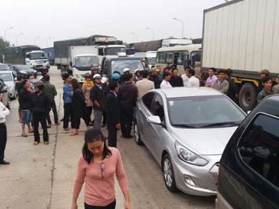 Phản đối tăng phí, tài xế đem ôtô chặn trạm thu