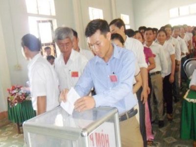 Hơn 20 bà con họ hàng của bí thư, chủ tịch xã cùng làm "quan"... một xã