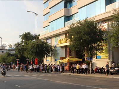 Nha Trang: Một chủ khách sạn đặt quan tài trước ngân hàng