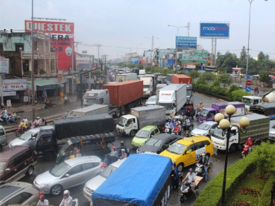 10 ôtô tông liên hoàn, cửa ngõ Sài Gòn rối loạn