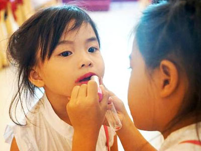 Hiểm họa khôn lường khi trẻ con đánh phấn tô son