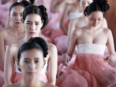 Loạt phim Hoa - Hàn gây sốc nhất năm qua vì cảnh nóng quá "bạo"
