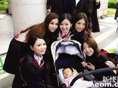 Mỹ nữ Trung Quốc vừa học vừa cho con bú gây tranh cãi