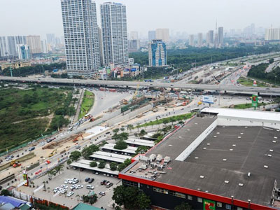 Ùn tắc 4 tiếng vì phân luồng mới ở nút giao đại lộ Thăng Long