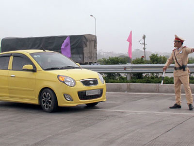 Hàng loạt ôtô 4 chỗ bị nhắc nhở vì không có bình cứu hoả