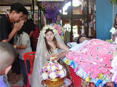 Rớt nước mắt hình ảnh cô gái mặc áo cưới trong đám tang người yêu