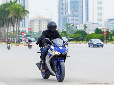 Xe gắn máy bật đèn chiếu sáng ban ngày là theo lộ trình