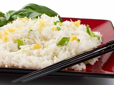 3 sai lầm khi ăn cơm gây bệnh cho cơ thể