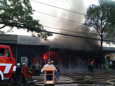 Cháy lớn, người dân trèo lên mái nhà thoát thân
