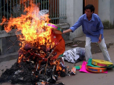 Đà Nẵng ghi hình để xử phạt đám tang rải vàng mã