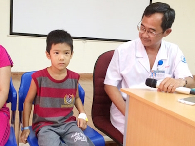 Hy hữu: Đầu bút bi nằm trong phế quản một bé trai suốt 3 tháng