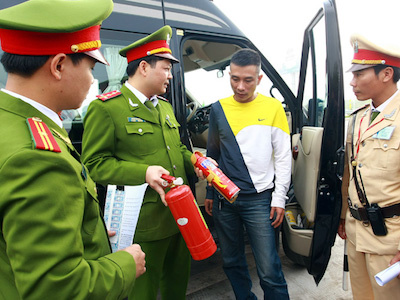 Quy định ôtô phải có bình cứu hỏa: Bộ Công an nói có, Cục Đăng kiểm nói...không