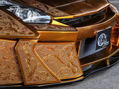 Siêu xe Nissan GT-R chạm trổ sơn vàng