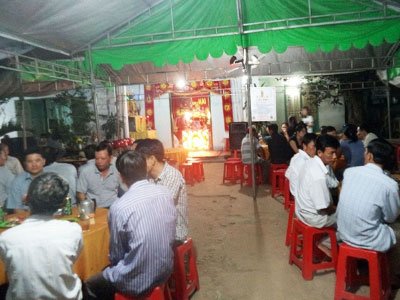 Chồng đâm vợ gục trong phòng ngủ rồi ra vườn treo cổ