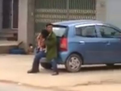 Vây bắt kẻ cầm dao uy hiếp, kề cổ một phụ nữ làm con tin