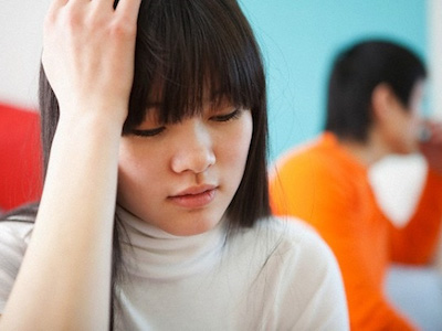Chồng tôi giận dữ gào lên: "Lúc tôi vắng nhà, nhờ người đàn ông khác chút thì sao?"