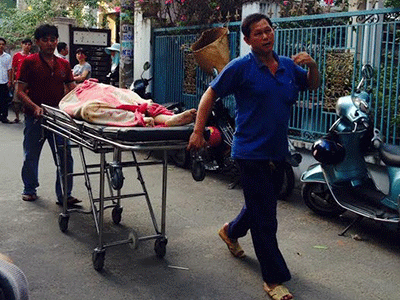 Một phụ nữ chết bất thường ở nhà tắm