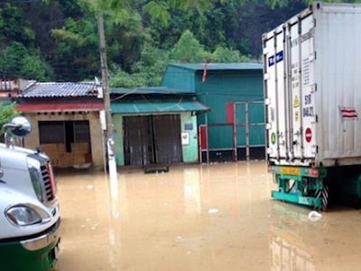 Mưa ngập ở cửa khẩu Tân Thanh, giao thông tê liệt 3 giờ