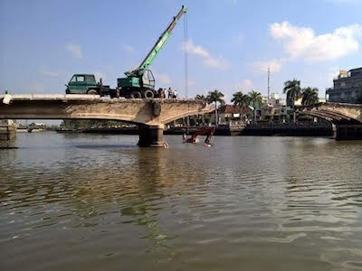 Phá cầu Đúc trăm tuổi, xe cẩu trôi tuột xuống sông