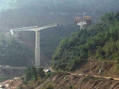 Sập giàn giáo thi công cầu, 4 người chết