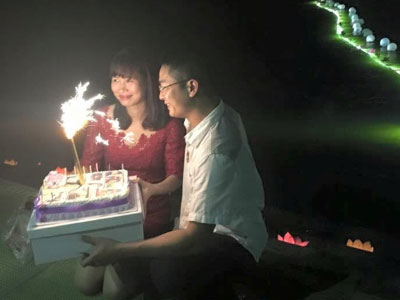 "Chồng người ta" với quà kỉ niệm 10 năm ngày cưới khiến ai cũng phải ghen tỵ