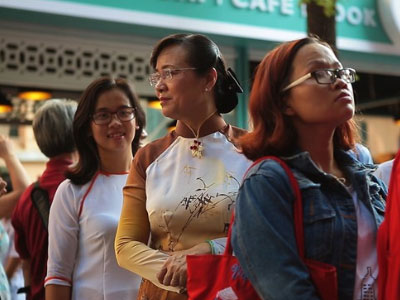 Chủ tịch HĐND TP HCM xếp hàng xin chữ ở đường sách