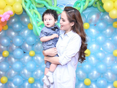 Con trai Diễm Hương tinh nghịch trong ngày sinh nhật