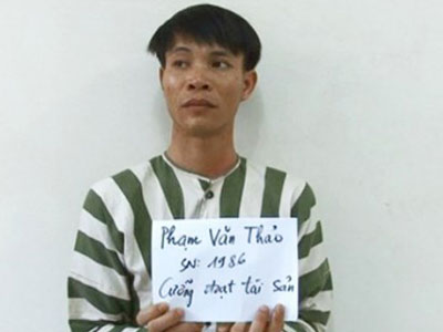 Giả danh CSGT để phạt người đi đường lấy tiền về quê