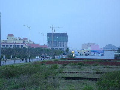 Người Trung Quốc gom đất gần sân bay