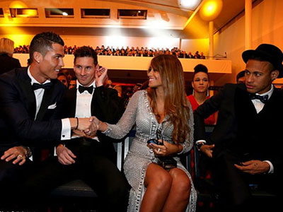 Ronaldo chúc mừng Messi ở lễ trao Quả bóng vàng FIFA 2015