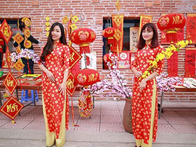 Giới trẻ Việt "rộ mốt" chụp ảnh chào Tết với trang phục truyền thống