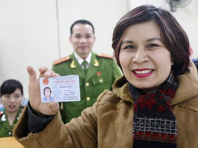 Người dân háo hức nhận thẻ căn cước công dân miễn phí