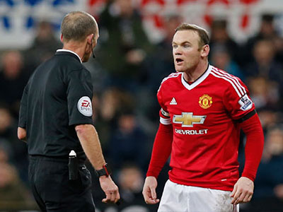 Rooney chê hàng thủ Man Utd ngớ ngẩn
