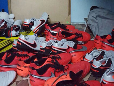 Shop thể thao lời vài triệu đồng/đôi giày Nike từ công nhân trộm được