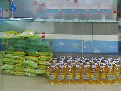 Thưởng Tết dầu ăn, tặng kèm sữa tươi, xúc xích
