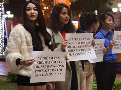 Xôn xao hình ảnh Linh Miu đứng giữa đường cầm biển xin ôm