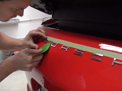 Bóc logo Porsche trên siêu xe 911 trong 3 phút