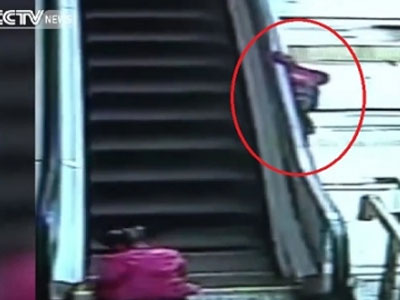 Clip: Kinh hoàng cảnh bé 3 tuổi ngã từ thang cuốn xuống đất tử vong