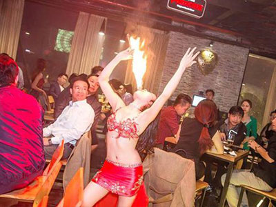 Cô gái 9x có biệt tài vừa múa, vừa "phun lửa"