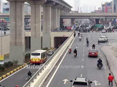 Lưu ý mũi tên lạ tại ngã tư hầm chui Nguyễn Trãi - Khuất Duy Tiến