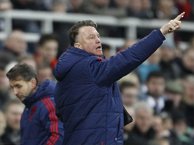 Van Gaal chỉ tay, gọi phóng viên là "gã béo" vì bức xúc