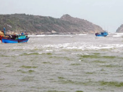 Cứu tàu câu cá ngừ Bình Định gặp nạn trên biển